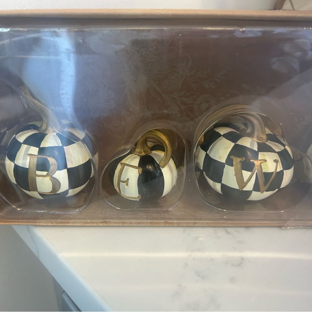 MacKenzie-Childs "Beware" Resin Pumpkin Decor set - Picture 4 of 6